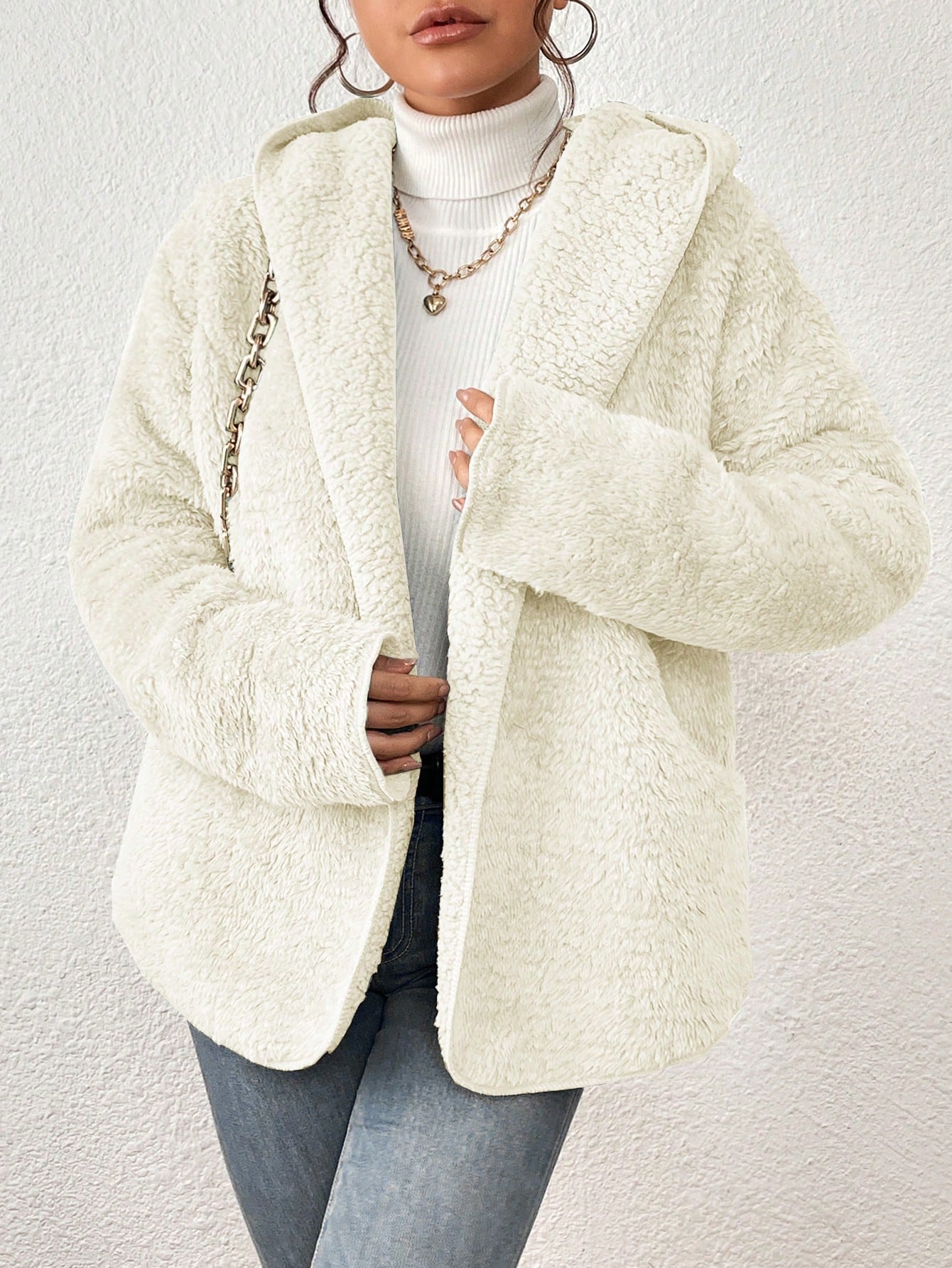 Casaco Teddy Feminino com Capuz e Bolso