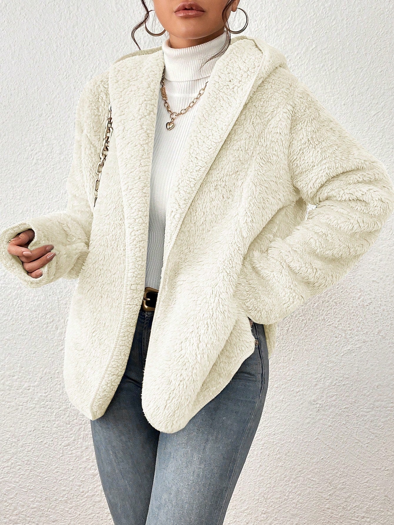 Casaco Teddy Feminino com Capuz e Bolso